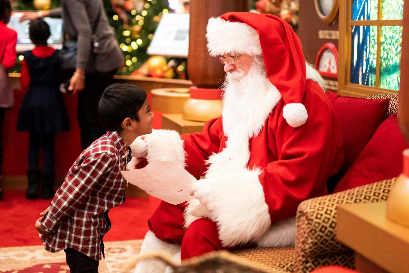 Junge überreicht dem Nikolaus einen Wunschzettel