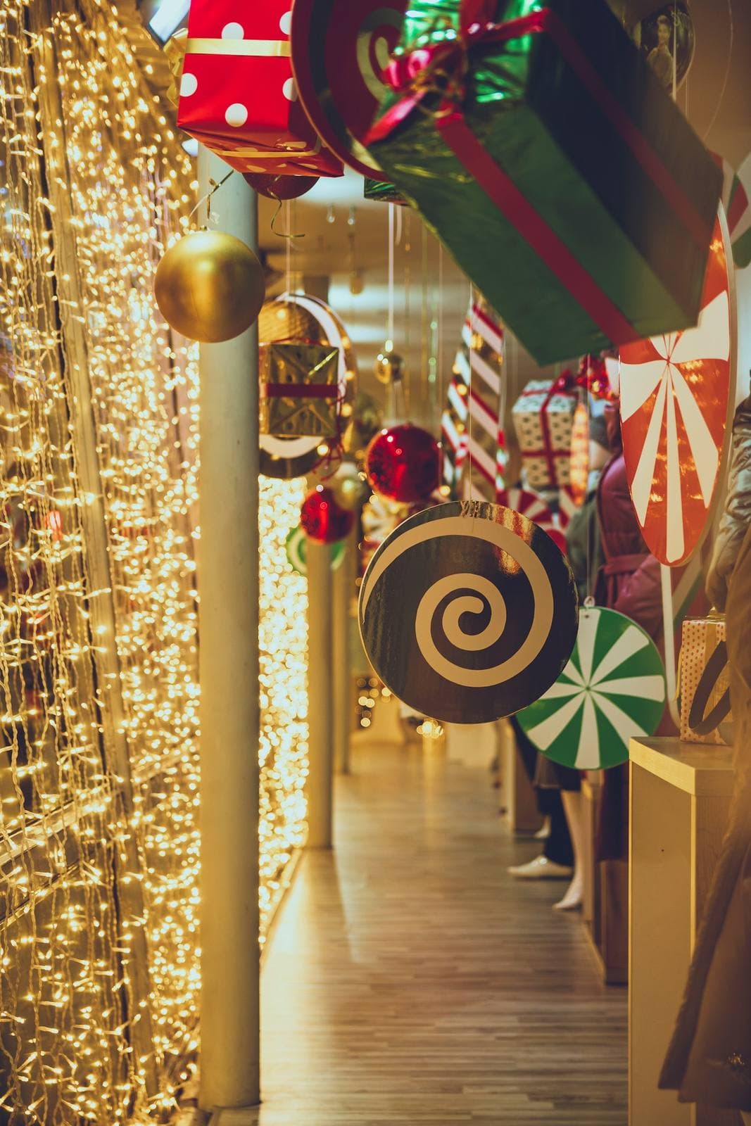 Lichterketten und Weihnachtsdekoration in einem Gang