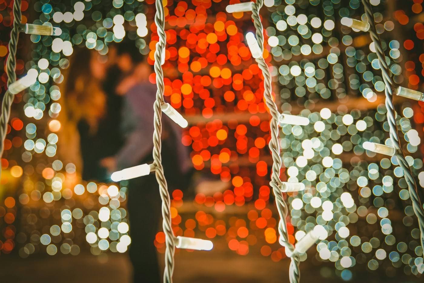 Leuchtender Lichtervorhang mit warmem Bokeh