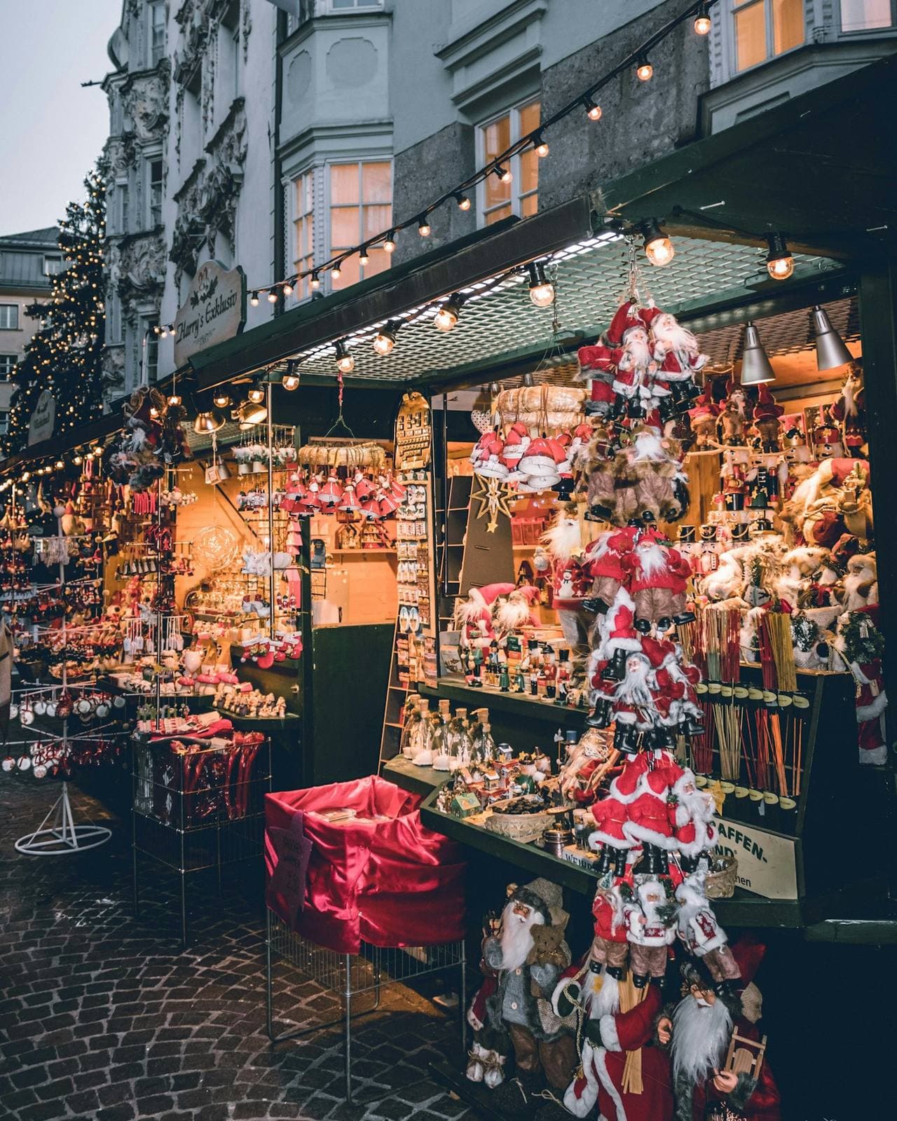 Weihnachtsmarkt-Stand mit Lichterketten und Figuren