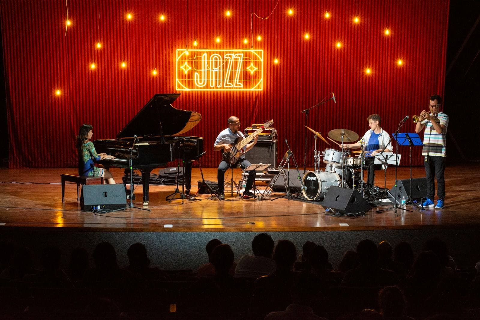 Jazz-Band auf einer Bühne in warmem Licht