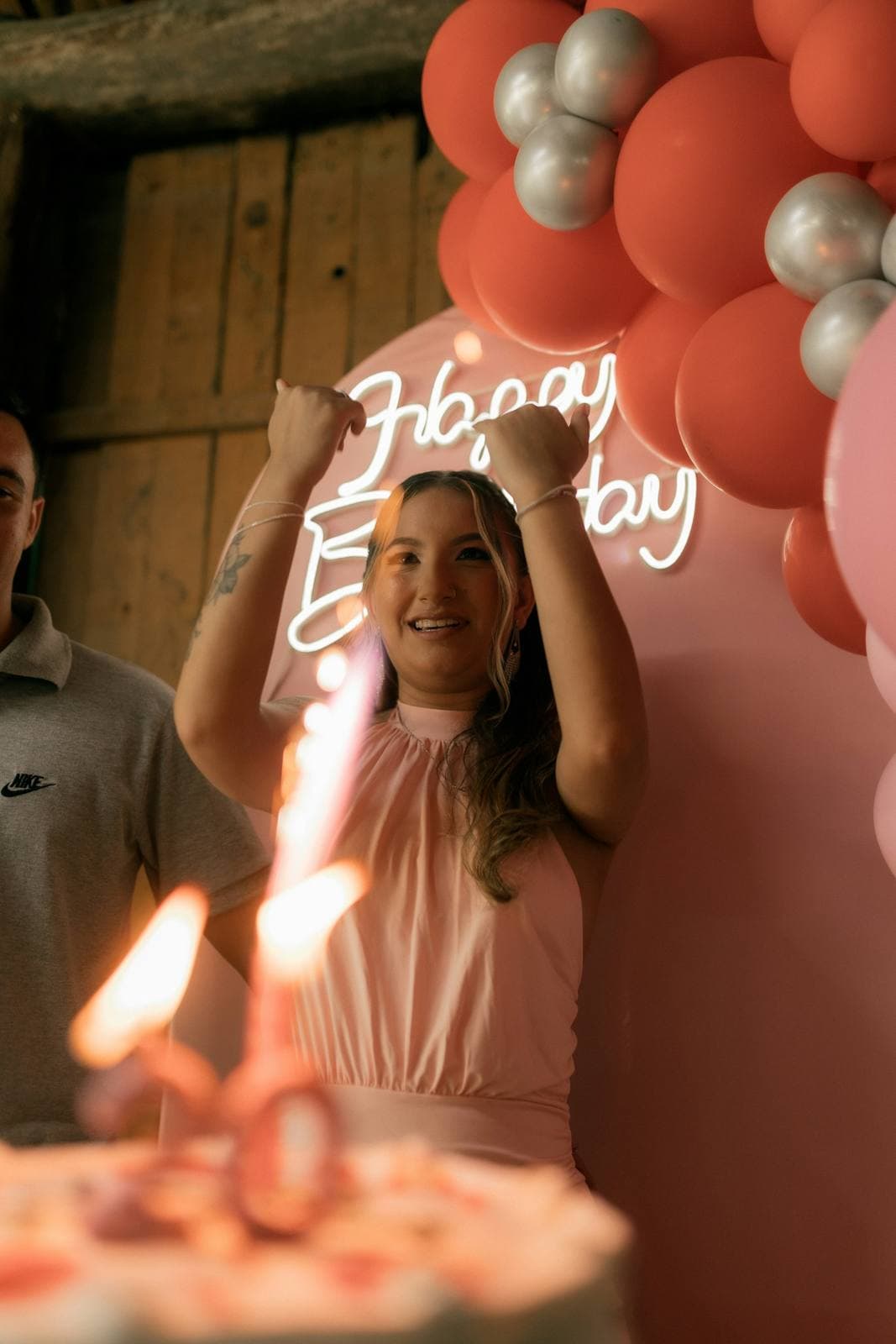 Geburtstagsfeier mit Luftballons und Wunderkerze