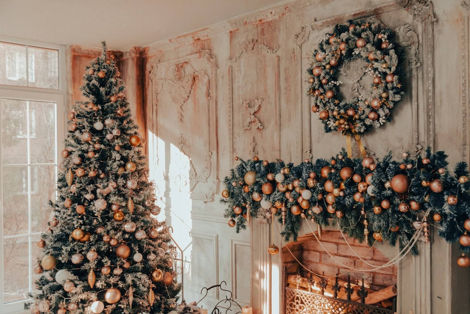 Festlich dekorierter Raum mit Weihnachtsbaum und Girlanden